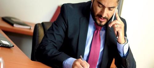 An attorney on the phone with a client in Nueva York City who has a personal injury claim.