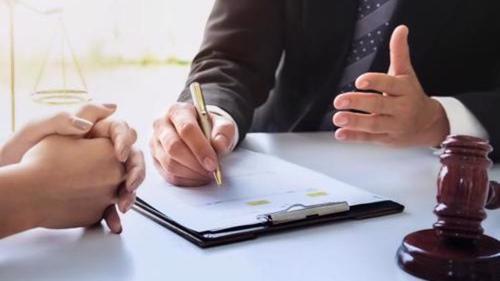 A Nueva York City personal injury lawyer reviewing a settlement offer with a client.