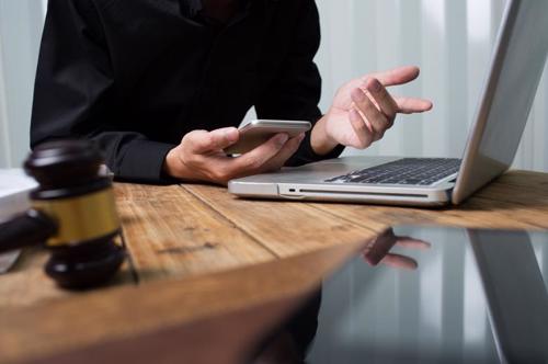 A Nueva York City pedestrian accident lawyer reviewing an injury claim for a client.