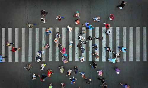 A busy pedestrian crosswalk. Contact a Nueva York City pedestrian accident lawyer today.