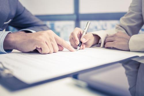 An attorney reviewing a train accident claim with a client in Nueva York City.