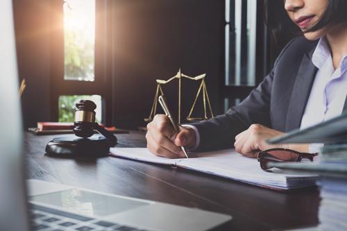 An attorney filing a Muerte por Negligencia claim for a client in Nueva York City.