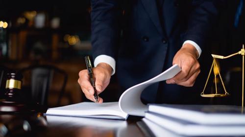 An attorney reviewing a Talcum Powder lawsuit for a client in Nueva York