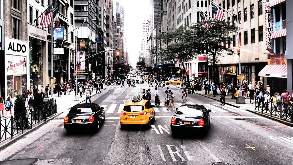 Pedestrians Crossing The Street In Nueva York