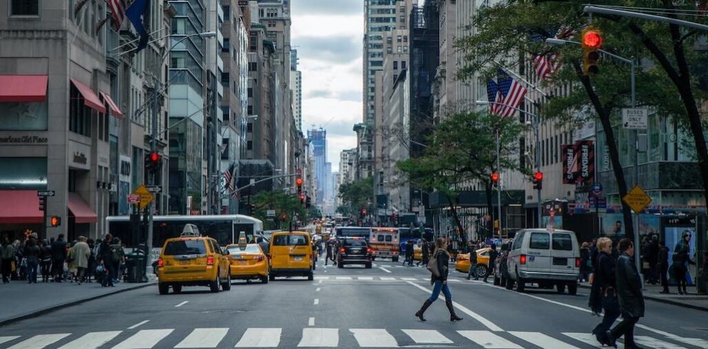 Pedestrians Crossing The Street In Nueva York
